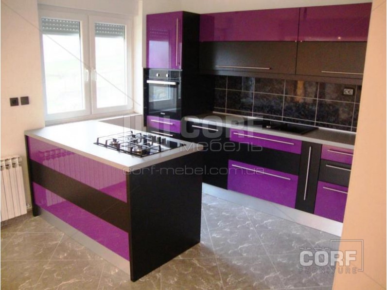 
                                Черно фиолетовая кухня с островом в ярком стиле на заказ