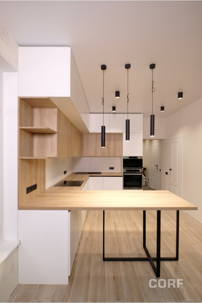 
                            Белая кухня с деревянной столешницей и черными ручками на заказ