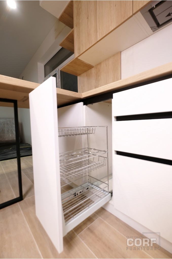 
                            Белая кухня с деревянной столешницей и черными ручками на заказ