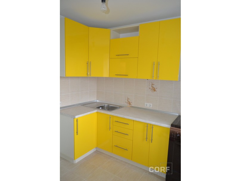 Небольшая желтая угловая кухня на заказ