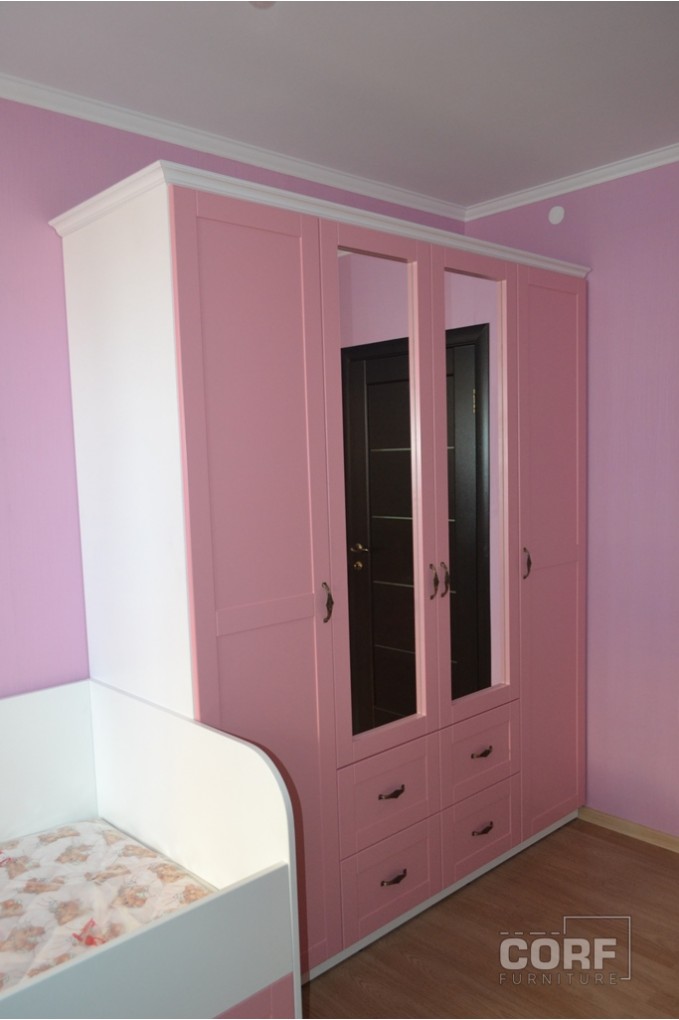 
                                Бело-розовый шкаф на заказ